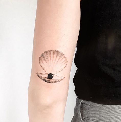 24 Minimalistic Tattoos That Are the Ideal Balance of Bold and Elegant / Bright Side Ezra Tattoo, Clam Tattoo, Golden Ratio Tattoo, Micro Tattoo, Whimsical Tattoos, Minimalistic Tattoos, Beautiful Tattoo, If I Was A, Tattoo You