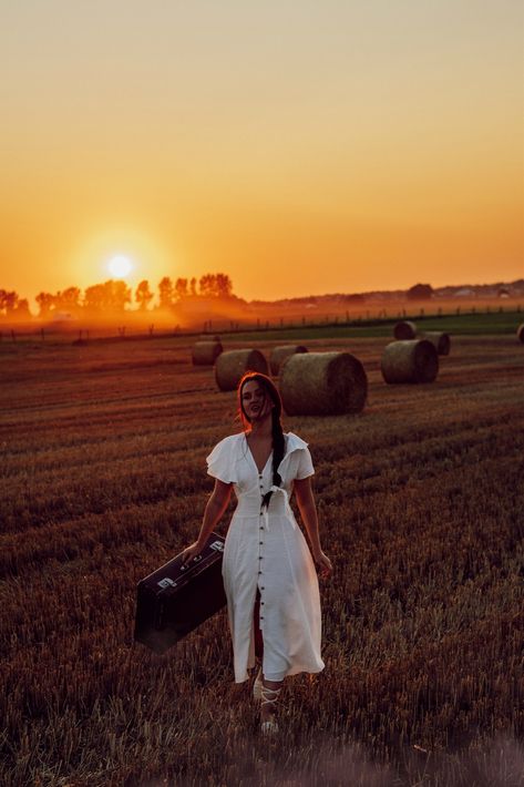 Hay Field Photoshoot, Haybale Photoshoot, Hay Bale Photoshoot, Autumn Photography Portrait, Hay Field, Filter Ideas, College Grad Photos, Western Photoshoot, Creative Shoot