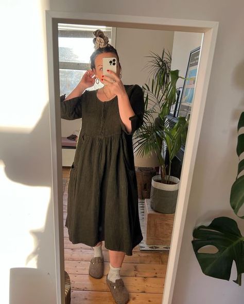 Birkenstock And Dress Outfit, Dress And Birkenstocks Outfits, Birkenstock With Dress, Crunchy Mom Outfits, Blundstone Outfits, Birkenstocks Outfits, Linen Dress Outfit, Clog Outfits, Outfit Edit