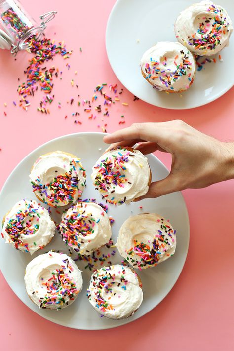 1-Bowl Vegan Funfetti Cupcakes Vegan Buttercream, Funfetti Cupcakes, Minimalist Baker, Vegan Cupcakes, Desserts Vegan, Vegan Dessert Recipes, Vegan Treats, Vegan Cake, Vegan Sweets