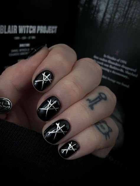 Blair Witch Nails, Goth Nail Art Short Nails, Acrylic Nails Coffin Short Gothic, Cool Emo Nail Designs, Dark Edgy Nail Designs, Black Nail Designs Goth, Short Nails Gothic Ideas, Gothic Nail Designs Short, Gothic Nail Art Dark Short