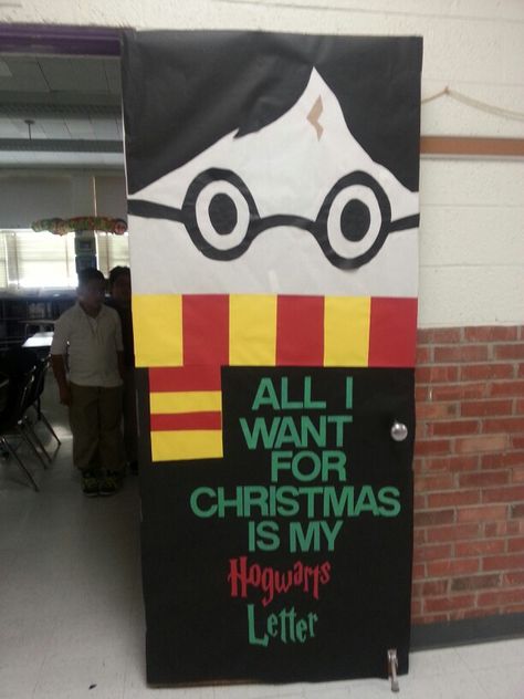 Harry potter Christmas door 2014 Harry Potter Christmas Door Decorations, Harry Potter Christmas Door, Harry Potter Door Decorations, Harry Potter Classroom Theme, Harry Potter Door, Harry Potter Office, Classe Harry Potter, Christmas Door Decorating Contest, Christmas Classroom Door