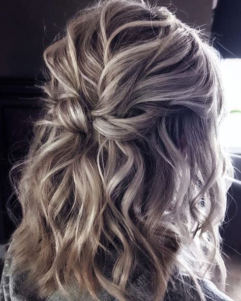 Beach Wedding Hairstyles, Beach Bridesmaid Hair, Beach Bridal Hair, Bob Wedding Hairstyles, Bridal Hair Down, Unique Wedding Hairstyles, Half Up Wedding Hair, Wedding Hair Half, Wedding Hair Up