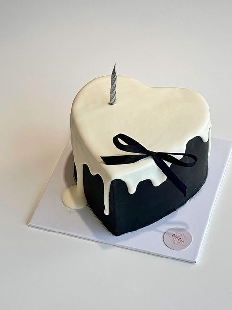 Black Bday Cake Ideas, Cake Ideas Boyfriend, Pretty Cake Designs Birthday, Bento Cake Design Birthday Aesthetic, Black And White Bday Cake, I Love You Cake For Him, Black White Cake Design, Black Minimalist Cake, Black White Cake Aesthetic