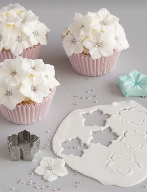 Kue Fondant, Tårta Design, Lake House Food, Patisserie Fine, Fondant Flower Tutorial, Cupcake Decorating Tips, Lake House Food Ideas, Buttercream Cake Decorating, Cupcake Cake Designs