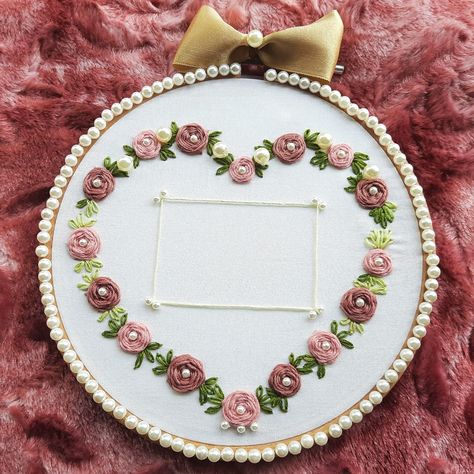 Hand Embroidery Photo Frame, Embroidery Photo Frame Ideas, Embroidered Hoop Art, Embroidery Hoop Frame, Photo Embroidery Hoop Ideas, Embroidery Hoop With Photo, Embroidery Hoop Photo Frame, Embroidery Frame Design, Embroidered Polaroid Frame