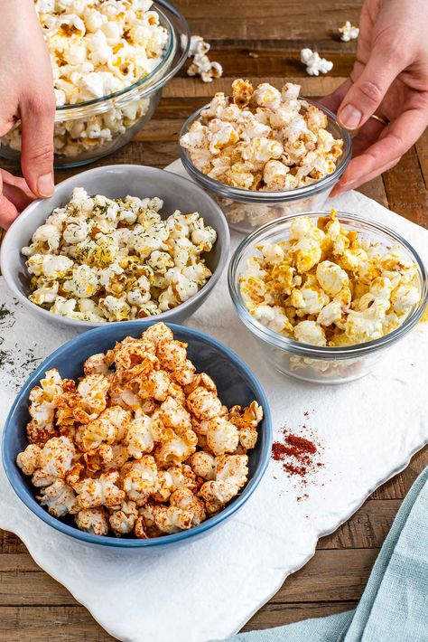 Side view of four small bowls with different flavoured popcorn. Popcorn Seasoning Recipes, Popcorn Seasonings, Vegan Popcorn, Vegan Ranch, Popcorn Seasoning, Butter Popcorn, Flavored Popcorn, Popcorn Recipes, Vegan Foodie