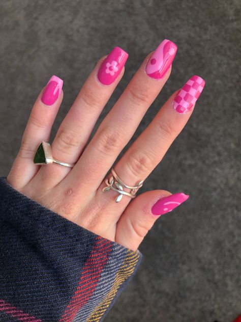 Pink Nails Checkered, Neon Pink Nails Art, Aesthetic Nails Y2k, Nails Checkered, Pink Nail Design, Barbie Pink Nails, Checkered Nails, Neon Pink Nails, Nails Y2k