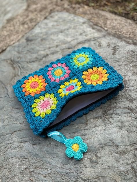 Pochette plate réalisée au crochet multicolore et bleu petrole granny squares. C’est un accessoire vintage et élégant qui ajoute une touche rétro à votre style. Fabriquée à la main avec soin, elle est composée de carrés au crochet dans des tons gais. Elle est confectionnée en utilisant du fil de Crochet Clutch, Granny Squares, Crochet Granny, Granny Square, Handmade Crochet, Crochet Bag, Stripes, Couture, France