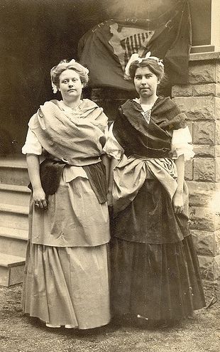 The Beautiful New - Two Irish women in New York, 1910. Historical Irish Clothing, Traditional Irish Clothing, Women In New York, Victorian People, Erin Go Braugh, Irish Costumes, Historical Photography, Irish Clothing, Irish Ancestry