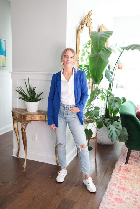 How to Wear a Blazer with Jeans - 15 Outfit Ideas - Paisley & Sparrow Blazer Jeans And Sneakers Outfit, Ways To Wear A Blazer, Blazer And Sneakers, Jeans And Sneakers Outfit, Bright Colored Heels, Flare Jeans Outfit, Summer Style Guide, Affordable Swimwear, Black Jeans Outfit