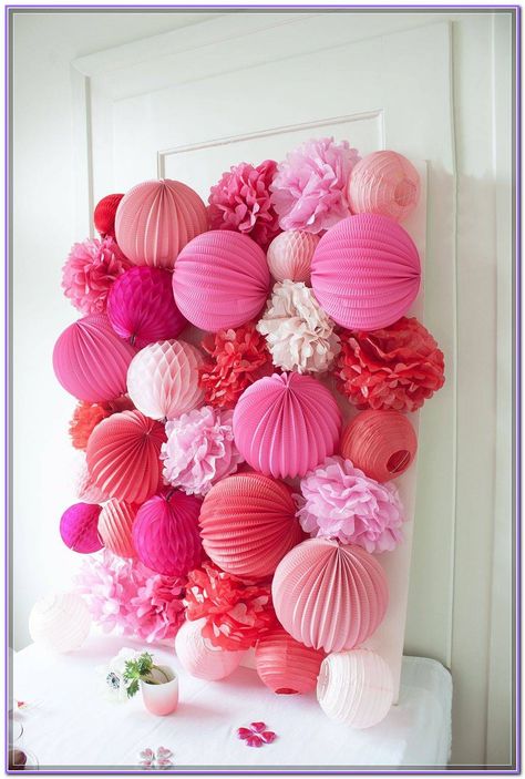 Diy Valentinstag, Party Wall Decor, Decoration Buffet, Valentines Bricolage, Pink Diy, Paper Lanterns Diy, Valentine's Party, Bridal Shower Backdrop, Galentines Party