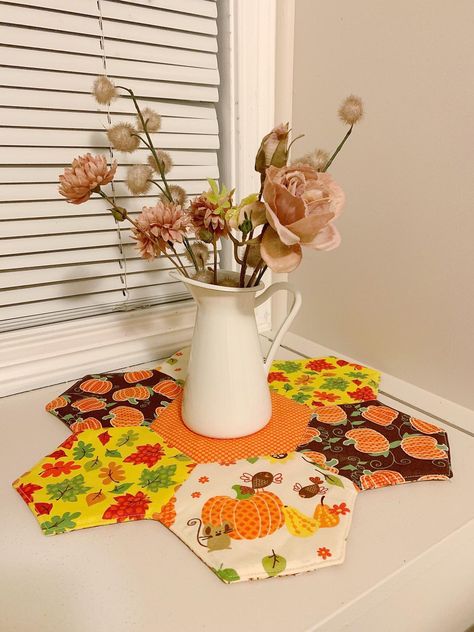 Free Fall Table Topper Patterns, Hexagon Table Topper Free Pattern, Hexagon Table Topper, Bee Quilts, Hexagon Table, Table Topper Patterns, Quilted Table Runners Patterns, Quilted Table Toppers, Table Runner Pattern