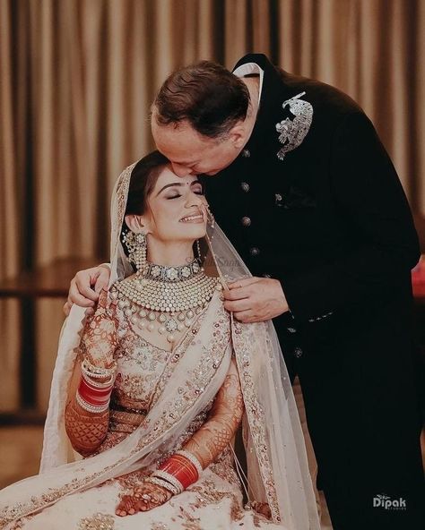 Pictures Of Couples, Poses Funny, Photos Of Bride, Father Daughter Wedding, Indian Wedding Pictures, Romantic Poses, Father Daughter Photos, Indian Bride Poses, Indian Wedding Poses