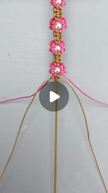 Maca Bisuteria Artesanal | Joyería | Pulseras | Accesorios on Instagram: "Flor en macramé 🌸  Ya has hecho tejido pulseras usando esta técnica? Cuéntanos que te pareció la idea  Si deseas aprender esta y mas técnicas para crear hermosos accesorios desde cero comenta Macramé para enviarte la info del curso online que hemos habilitado para ti con el 50% de descuento🙌🏼🤩✨  Clases paso a paso y detalladas, las puedes ver a tu ritmo y desde cualquier lugar, cuentas con un grupo de apoyo, lista de materiales y ademas bonos exclusivos como clase para aprender a calcular adecuadamente los precios de tus creaciones  Y si deseas aprender más personalizado pregunta por nuestros talleres online en el link del perfil, te esperamos❤️  #tutorial #bisuteria #pulseras #pulserasartesanales #pulserastejida How To Braid, Bracelet Beaded, A Bracelet, Diy Bracelets, Beaded Bracelet, Macrame, Braids, Weaving, Beaded Bracelets