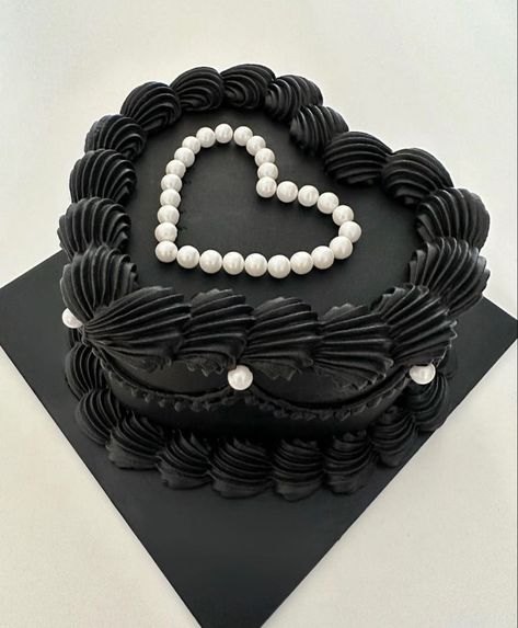 Gothic Heart Cake, Black Vintage Heart Cake, Aesthetic White Cake, Black Cake Aesthetic, Black Bday Cake, Birthday Cake Aesthetic Black, Black Vintage Cake, Black Heart Cake, Goth Cake