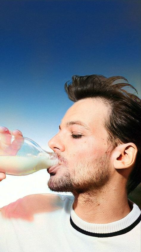 uma foto colorida editada do Louis Tomlinson feita em um ensaio fotográfico bebendo leite Louis Tomlinson Photoshoot, Photoshoot Edit, Louis (one Direction), Louis Tomlinson, A Man, Photoshop, Celebrities