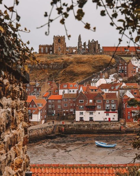 Dracula Whitby, Seaside Town Aesthetic, Brindlewood Bay, Coastal Images, Irish Town, Whitby England, Scarborough England, Yorkshire Towns, East Coast Aesthetic