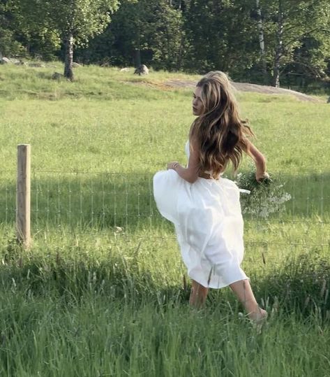 Areti’s Cowgirl Photoshoot, Miley Stewart, Country Kids, Country Girl Style, Summer Time Pictures, Instagram Ideas Photography, Blogger Girl, Pinterest Fashion, The Grass