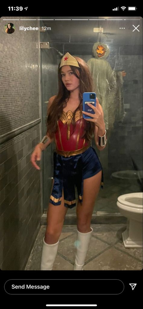 Woman Superhero Costume, Wonder Woman Costume Diy, Halloween Costumes For Brunettes, Costume Simple, Wonder Woman Halloween Costume, Woman Superhero, College Halloween Costume, Halloween Costumes Brunette, Superhero Costumes Female