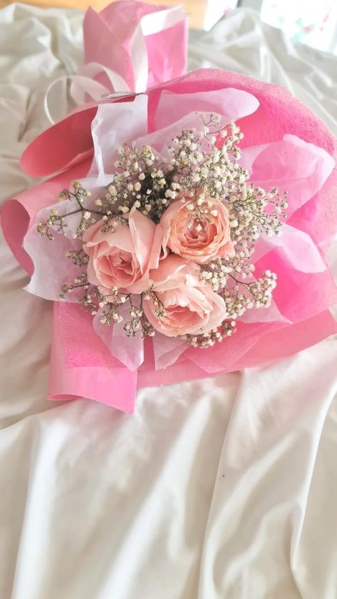 Flowers gifts Small Pink Bouquet Simple, Small Rose Bouquet, Rose Bunch, Pink Rose Bouquet, Light Pink Rose, Glitter Roses, Small Bouquet, Pink Bouquet, Aesthetic Ideas