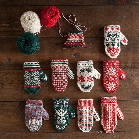 Mitten Garland, Small Knitting Projects, Miniature Knitting, Mitten Ornaments, Knitted Mittens Pattern, Colorwork Knitting, Knitting Blogs, Christmas Knitting Patterns, Mittens Pattern