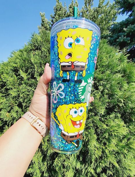 Spongebob Tumbler, Starbucks Snowglobe Tumbler, Starbucks Cup Art, Tumblr Cup, Snowglobe Tumbler, Disney Cups, Cute Coffee Cups, Halloween Cups, Cup Crafts