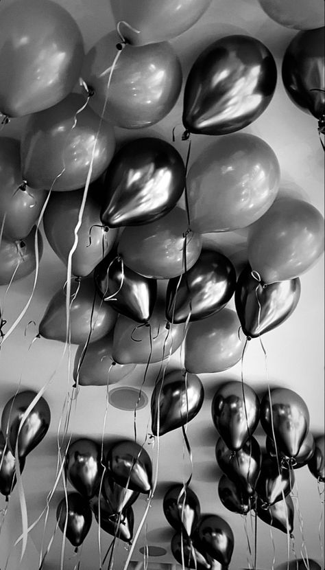 Ronan Astor, Gossip Girl Party, 30th Birthday Themes, Happy Birthday Black, Party Monster, 20th Birthday Party, House Of Balloons, Birthday Posts, Black Balloons