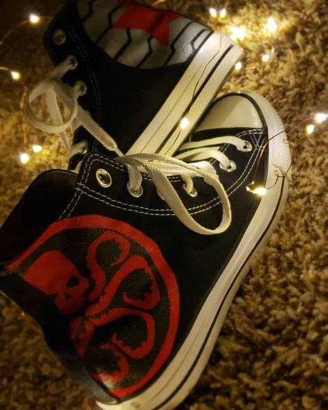 Batman Shoes Diy, Winter Soldier Hoodie, Marvel Converse, Converse Ideas, Marvel Diy, Cool Converse, Marvel Shoes, Converse Design, Marvel Room