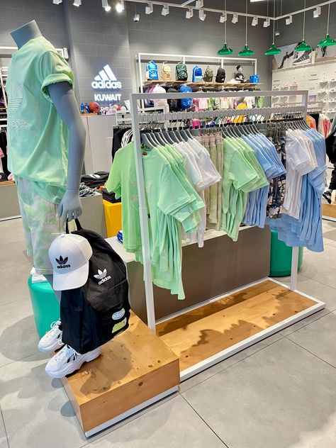 Store Display Ideas, Boutique Store Displays, Building Design Plan, Store Shelves Design, Clothing Store Interior, Clothing Store Design, Cat Digital, Retail Interior Design, Store Design Boutique