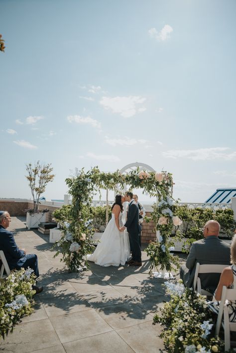 Small Rooftop Wedding, Simple Alter, Rooftop Garden Wedding, Garden Rooftop, Wedding Rooftop, Chuppah Decor, Rooftop Wedding Ceremony, Rooftop Ceremony, Party Garden