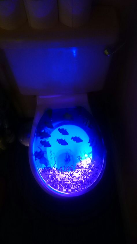 Blue Ocean Bathroom, Frutiger Aero Bathroom Decor, Fish Bathroom Ideas, Mermaidcore Bathroom, Frutiger Aero Bathroom, Under The Sea Bathroom Ideas, Trippy Bathroom, Aquarium Bathroom, Underwater Bathroom