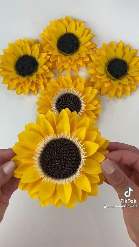 Pin on girasoles فن الرسم بالمسامير, Sunflower Crafts, Kraf Kertas, Paper Sunflowers, Easy Paper Flowers, Instruções Origami, Paper Craft Diy Projects, How To Make Paper Flowers, Handmade Flowers Paper