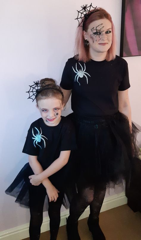 Mum And Daughter Halloween Costumes, Diy Spiderweb Costume, Diy Womens Spider Costume, Spider Costume Diy, Spider Diy Costume, Kid Spider Costume Diy, Spider Costume Kids, Halloween Spider Costume, Karneval Costume