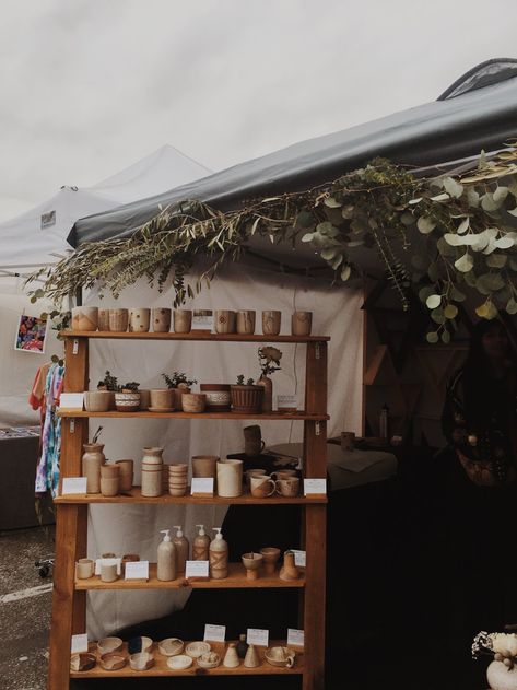 Farmers Market Woodworking, Vendor Booth Display Ideas Pottery, Ceramic Market Stall Display Ideas, Ceramic Craft Fair Display, Ceramic Market Stall, Boho Market Display, Boho Market Stall Display Ideas, Farmers Market Set Up Booth Displays, Craft Fair Tent