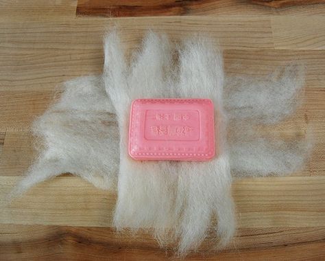 Felted Soap Tutorial, Tovad Ull, Felted Soap, Soap Tutorial, Wool Felt Projects, Wet Felting Projects, Wool Needle Felting, Needle Felting Tutorials, Felt Jewelry