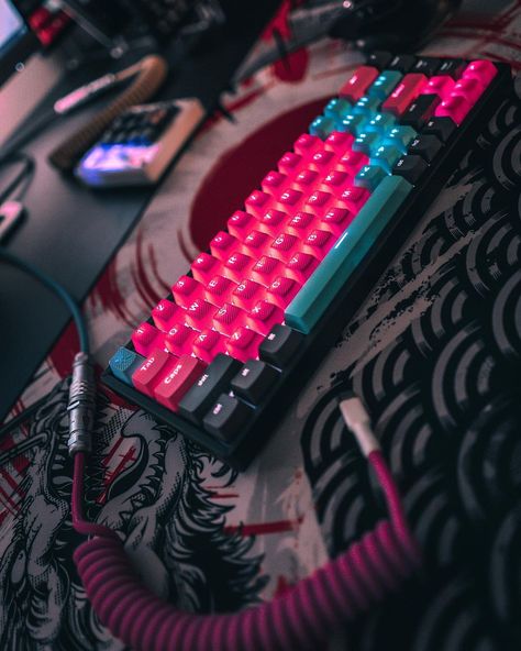 Cool Gaming Setups, Custom Keyboards, Pc Aesthetic, Gaming Things, Keyboard Custom, Diy Mechanical Keyboard, Best Gaming Setup, Setup Gamer, Tech Aesthetic