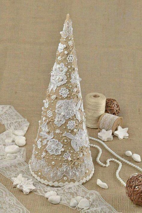 Burlap Christmas Decorations, Shabby Chic Christmas Decorations, Natal Country, Shabby Chic Christmas Tree, Lace Christmas Tree, Chic Christmas Decor, Burlap Christmas Tree, Christmas Cones, Shabby Christmas