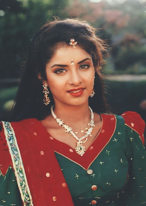 Divya Bharti Full Hd Photo, Divya Bharati, Indian Goddesses, Divya Bharti, Katrina Kaif Photo, Full Hd Photo, Amazing India, Indian Actors, Peacock Painting