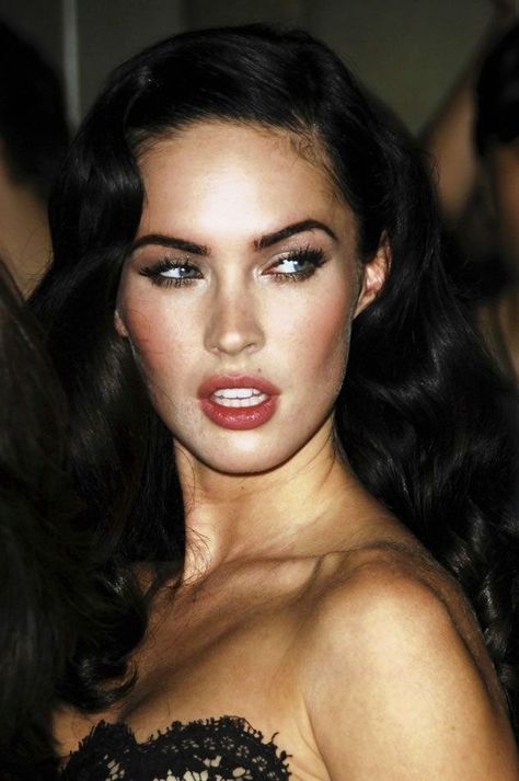 Megan Fox Makeup, Chasing Money, Megan Denise Fox, Black Brown Hair, Brunette Makeup, Thriller Novels, Jennifer's Body, Nyc Aesthetic, Megan Fox