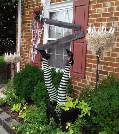 eine verunglückte Hexe steckt in Ihrem Garten Life Size Witch, Creepy Halloween Decorations Diy, Spooky Diy Halloween Decor, Spooky Outdoor Halloween Decor, Halloween Decorations Outdoor Porch, Halloween Witch Legs, Casa Halloween, Witch Legs, Creepy Halloween Decorations