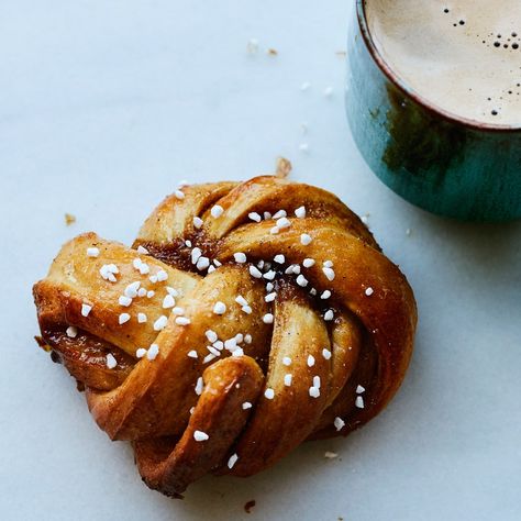 Cardamom Knots Cardamom Knots, Swedish Cardamom Buns Recipe, Cardamom Buns Recipe, Swedish Cardamom Buns, Swedish Bread, Bagel Brunch, Morning Bun, Cardamom Buns, Yeast Breads