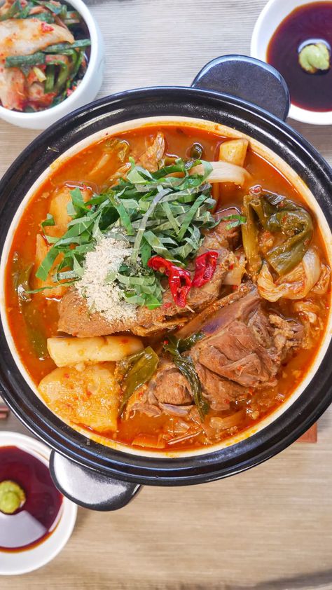 Pork Bone Soup, Korean Pork, Korean Soup, Bone Soup, Pork Soup, Beef Bones, Chinese Cabbage, Stuffed Pepper Soup, Easy Soup Recipes