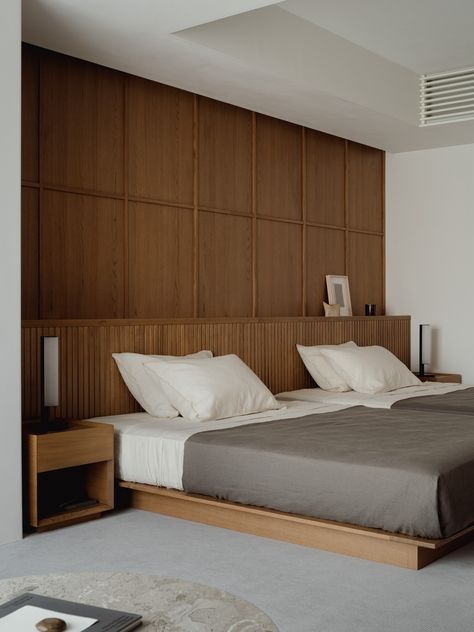 Mid Century Interior Design Bedroom, Spain Bedroom, Japandi Bedroom Interior Design, Bedroom Mid Century, Keiji Ashizawa, Tokyo Apartment, Japandi Bedroom, Mid Century Bedroom, Minimalist Apartment