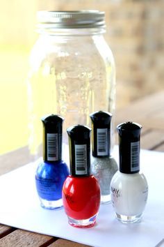 Marble Dipped Mason Jars: The easiest and quickest way to decorate your jars gorgeously. Truly a 5 minute craft with striking and different results every time. DIY Tutorial here Painted Mason Jars Diy, Decorate Glass Jars, Glass Jars Diy, Diy Acrylic Painting, Crafts With Glass Jars, Painting Glass Jars, Mason Jar Projects, Acrylic Painting Ideas, Diy Glass Bottle Crafts