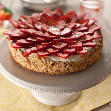 Mostachon Cake Recipe, Mostachon Recipe, Strawberry Meringue Cake, Cookout Desserts, Delicious Strawberry Cake, Strawberry Meringue, Whiskey Cake, Summer Pie, Macaroon Cookies