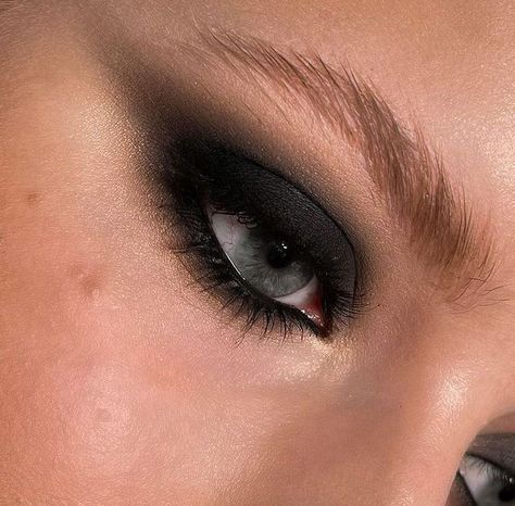 Make Up Yeux, Mascara Eyelashes, Reputation Taylor Swift, Taylor Swift Taylor Swift, Taylor Swift Reputation, Album Aesthetic, Swag Makeup, Black Eyeshadow, Smink Inspiration