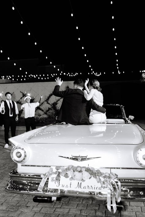 Wedding Getaway Car Convertible, Vintage Getaway Car Wedding, Taylor Swift Wedding Ideas, Getaway Car Wedding, Wedding Grand Exit, Wedding Getaway Car, Kardashian Wedding, Party Poses, Wedding Party Poses