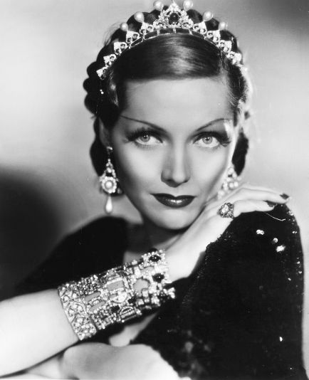 American Royalty: Mid-Century Movie Stars in Crowns and Tiaras - Flashbak Adrienne Ames, Pearl Tiara, Old Hollywood Glam, Diamond Tiara, Hair Adornments, Actrices Hollywood, Halo Style, 1930s Fashion, Royal Jewels