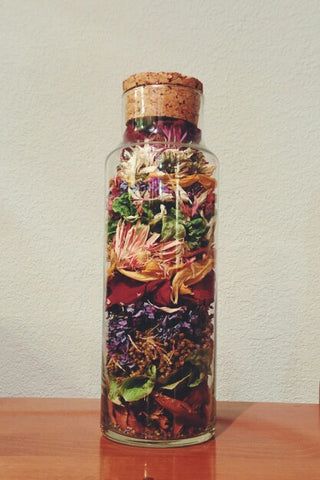 DIY: How to Preserve Your Wedding Bouquet – Legacybox Mason Jar Dried Flowers, Save Dried Flowers, Saving Roses Dried Flowers, Dried Flowers Storage, Dried Flowers In Jars, Dried Flowers In A Jar, Dried Flower Jar, Dried Flowers Gift Ideas, Dry Roses Ideas Decoration